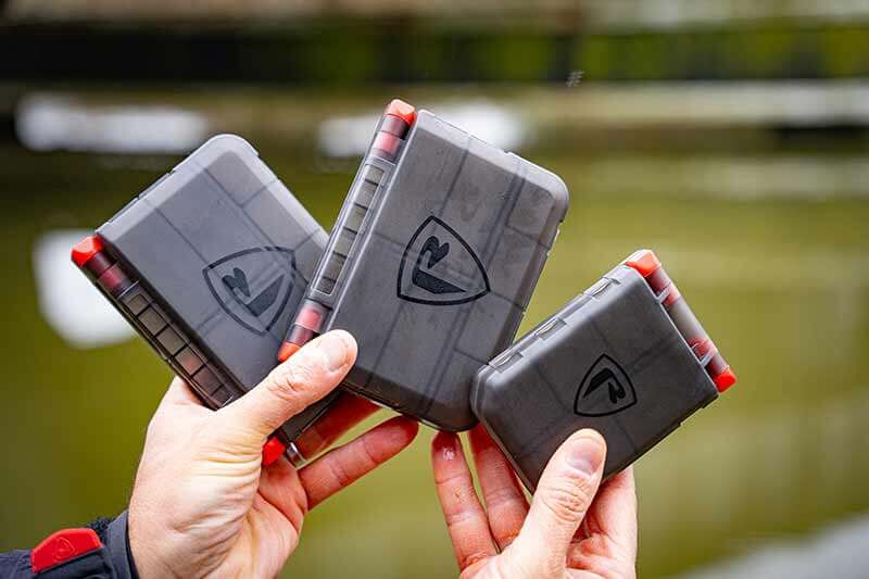Caja de accesorios Fox Rage en diferentes tamaños, ideal para organizar anzuelos y otros utensilios de pesca.