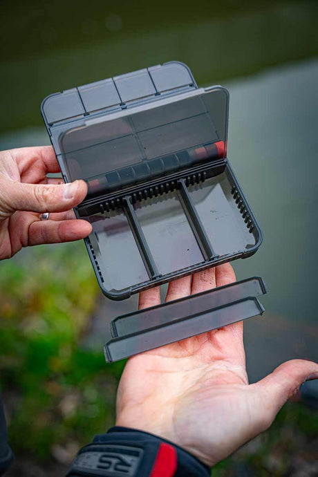 Caja de accesorios Fox Rage abierta, ideal para organizar anzuelos y materiales de pesca. Ideal para pescadores de bass.