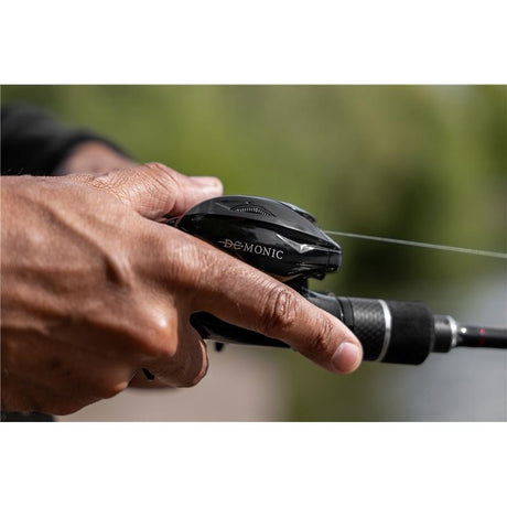 Carrete Zebco Demonic All Black Baitcaster 150 LHW - Tienda Bass